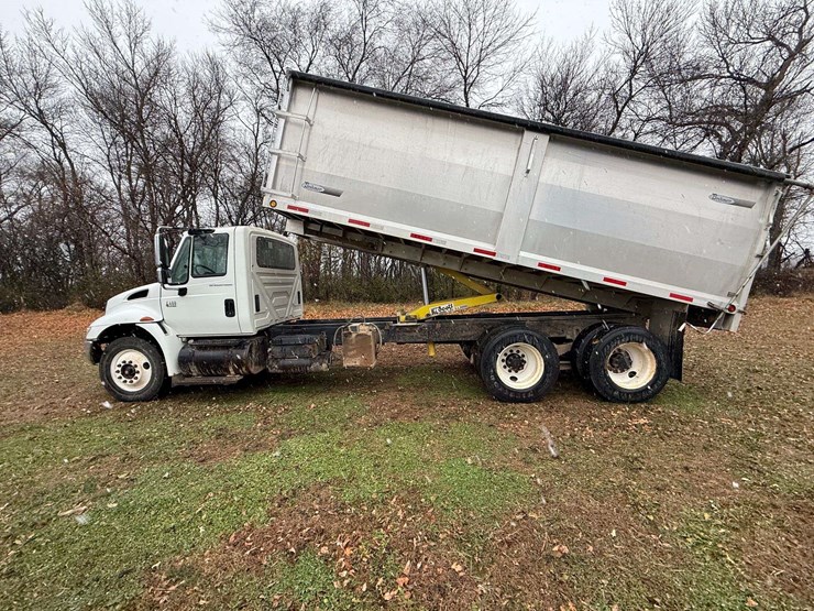 2004-international-durastar-4400-image-16