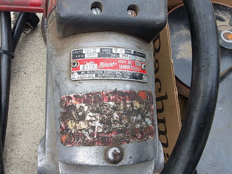 milwaukee-9”-heavy-duty-sander/grinder-with-extra-misc-wheels-image-5