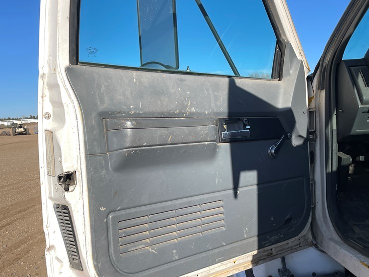 #1141-•-1995-gmc-topkick-bucket-truck-(has-mn-title)-image-31