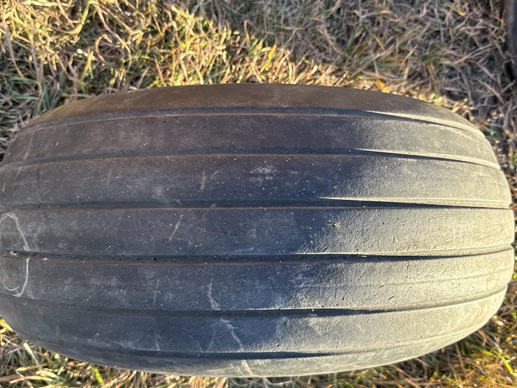 11l-15-mounted-&-unmounted-tires-image-17