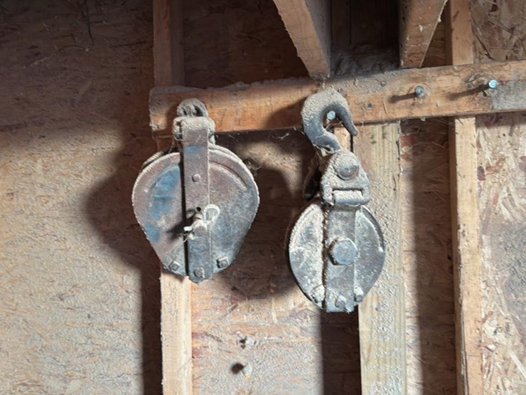 #144-•-contents-of-small-room*-image-16