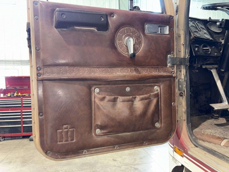 1983-international-co9670-cabover-semi-tractor,-xl-series,-400-cummins,-13-speed,-11r24.5-rears-on-s-image-29