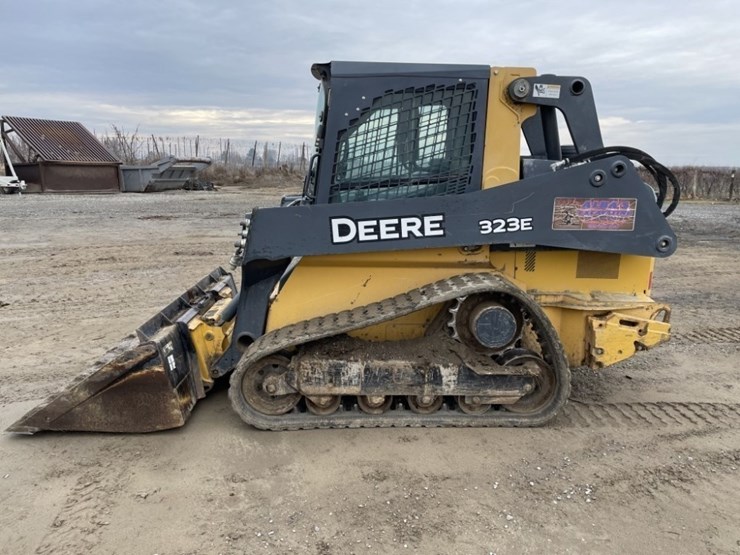 deere-323e-image-2