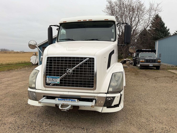 2005-volvo-sleeper-semi,-cummins-isx-engine,-13-speed-eaton-transmission,-wet-kit,-aluminum-front-an-image-4