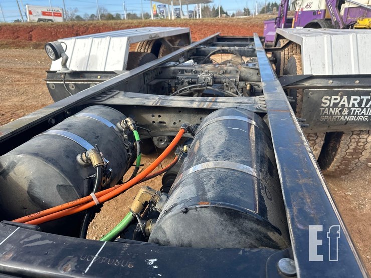 2016-mack-granite-gu433-image-9