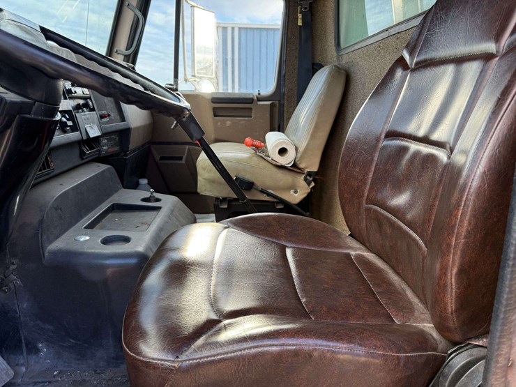 1992-international-805-box-truck,-shows-54,622-miles,-9-speed-transmission,-11r22.5-tires,-26.5’-box-image-24