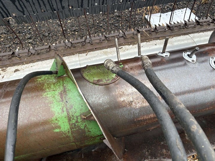 john-deere-220-image-9