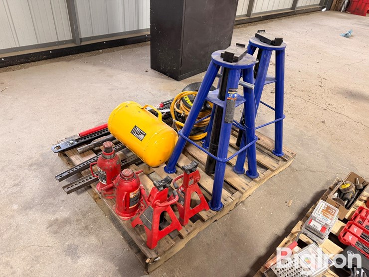various-jacks-&-air-bubble-w/-hose-image-3
