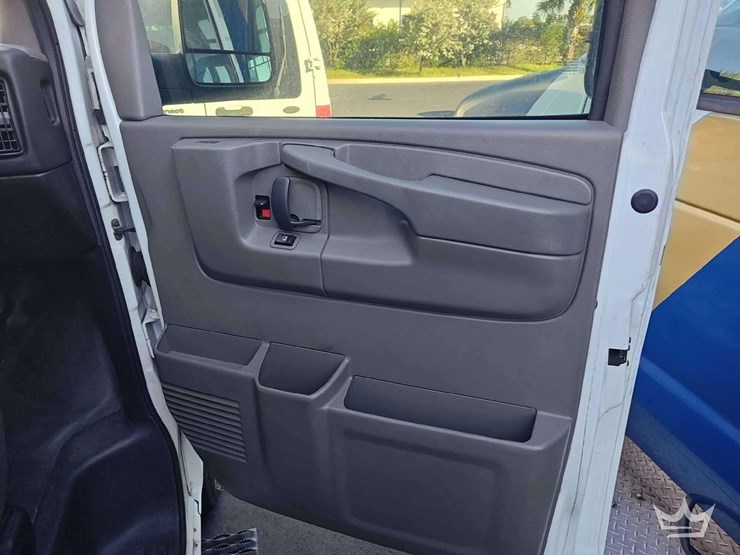 2015-chevrolet-express-2500-image-29