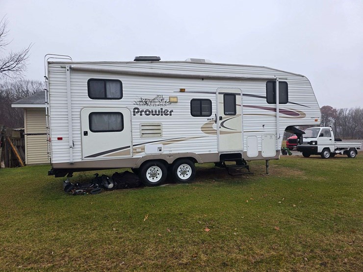 2004-prowler-fleetwood-5th-wheel-rv,-model-255-bhs,-12’-slide-out,-newer-19’-awning,-1-queen-front-b-image-4