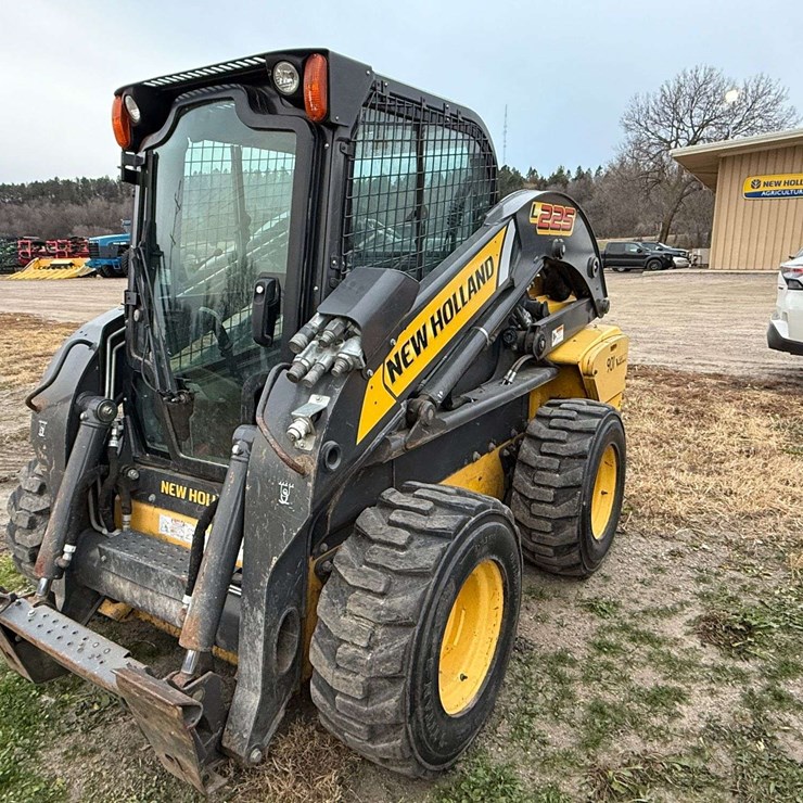 NEW HOLLAND L225
