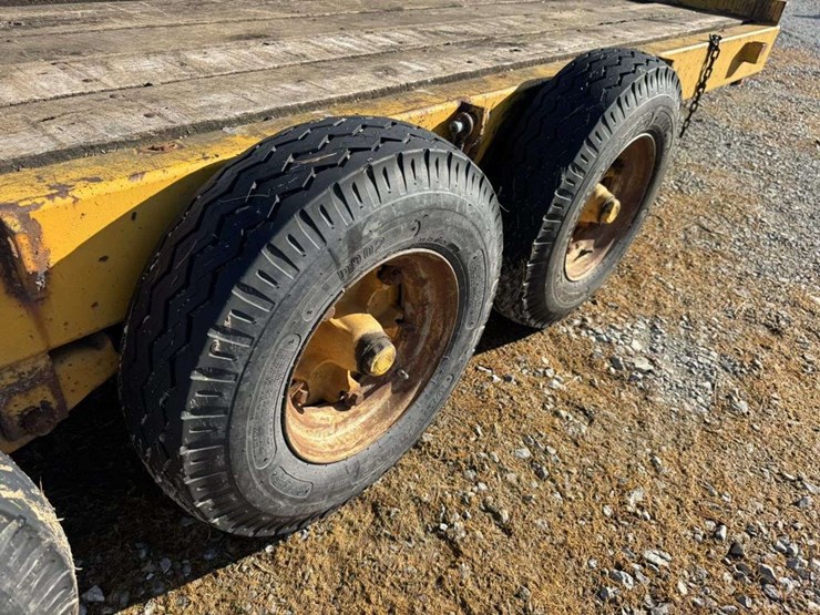 tri-axle-equipment-trailer-image-10