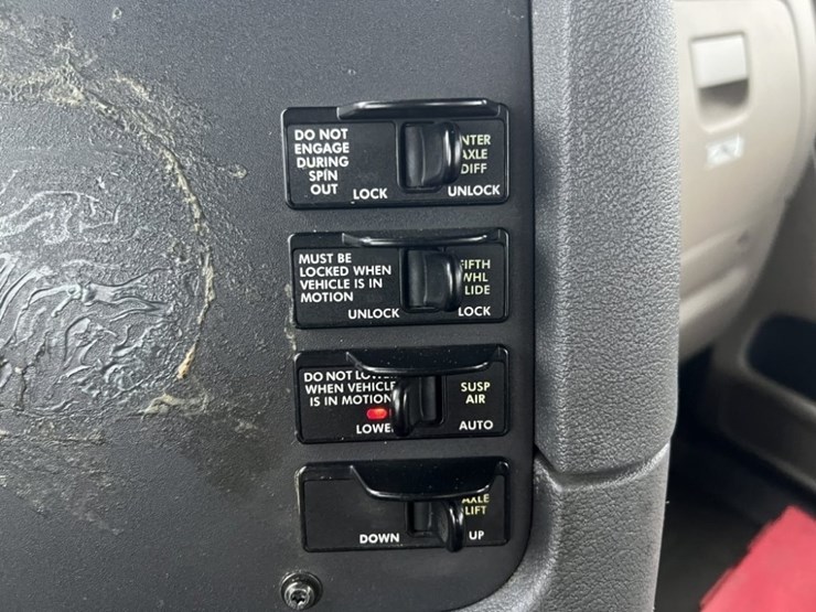 2017-freightliner-cascadia-tri-axle-truck-tractor-image-39