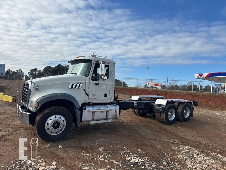 2016-mack-granite-gu433-image-1