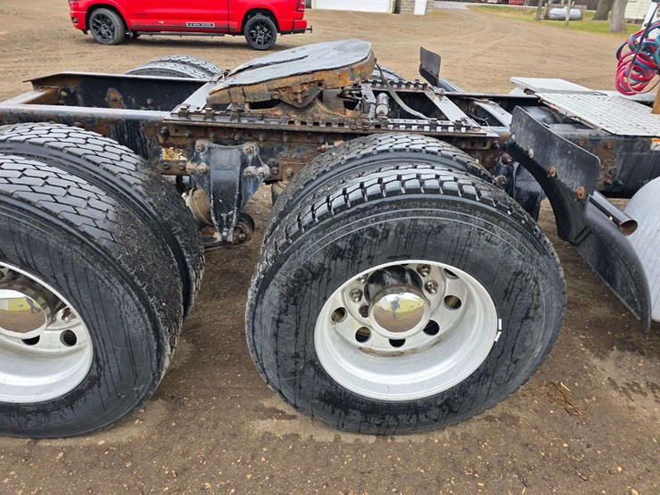 2007-freightliner-cl120-day-cab-semi,-978,000-miles,-detroit-series-60-–-14l-engine,-515hp,-10-speed-image-57