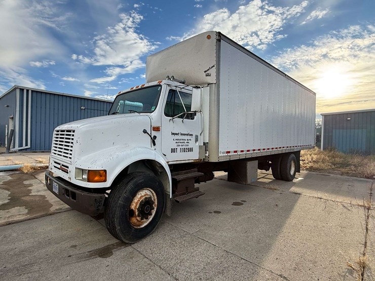 1992-international-805-box-truck,-shows-54,622-miles,-9-speed-transmission,-11r22.5-tires,-26.5’-box-image-1