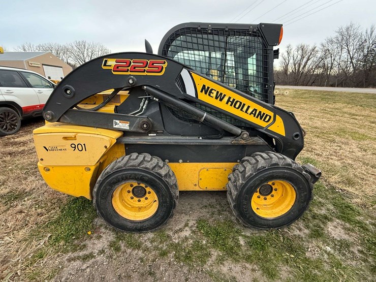 new-holland-l225-image-6