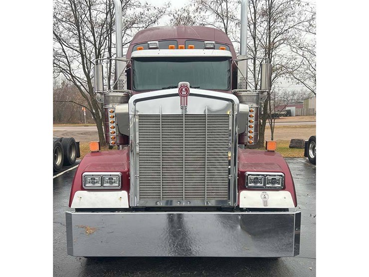 2022-kenworth-w900l-image-3