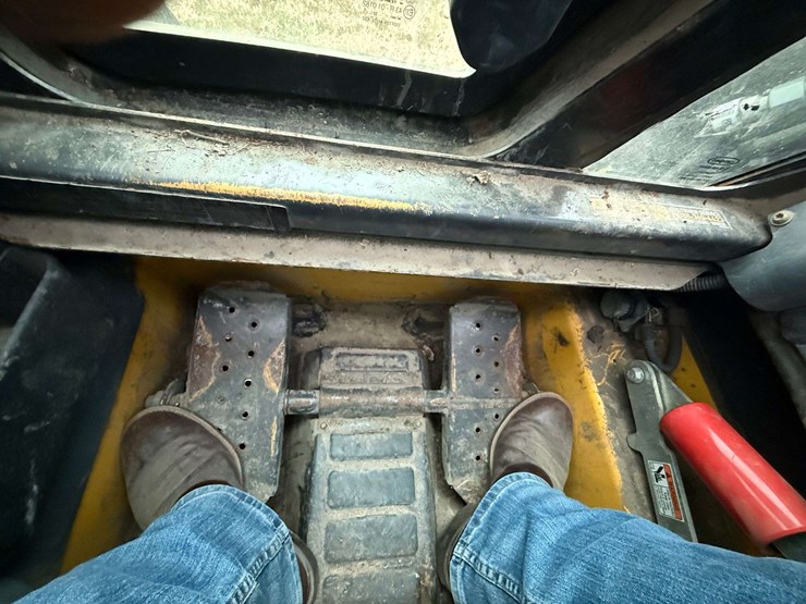 new-holland-l225-image-28