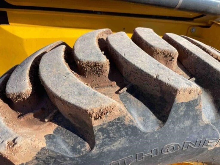 2024-deere-320-p-tier-image-3