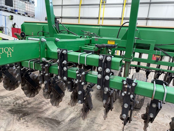 great-plains-20’-grain-drill,-10”-spacing,-3pt-converted-into-a-pull-type,-has-markers,-front-coulte-image-12