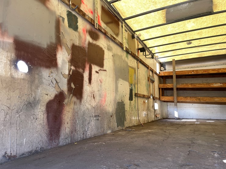 #1135-•-2002-gmc-c6500-van-truck-(has-mn-title)-image-17