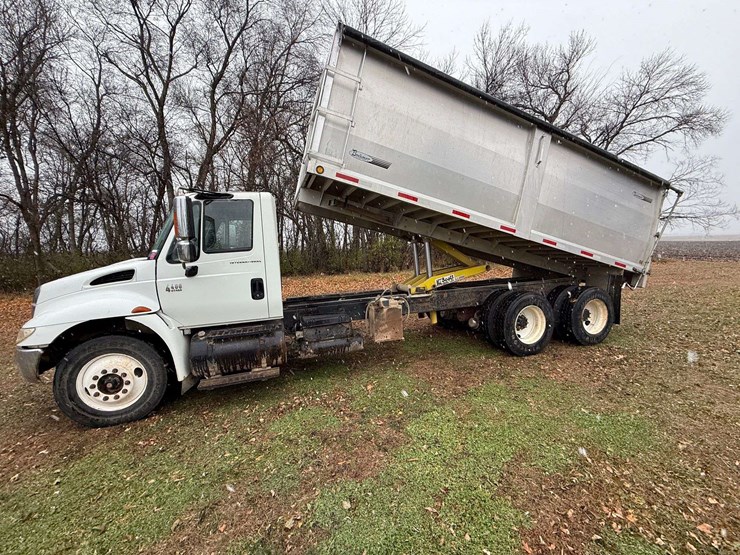 2004-international-durastar-4400-image-17