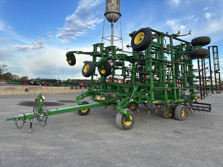 john-deere-2210-image-1