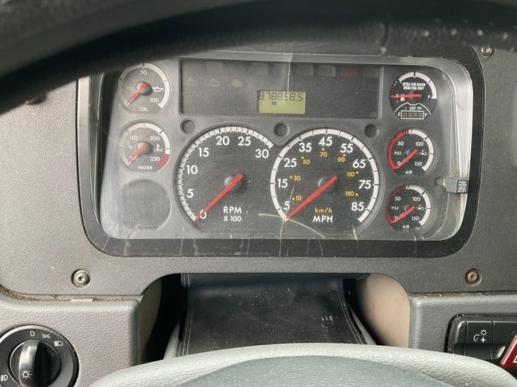 2011-freightliner-cascadia-125-image-10