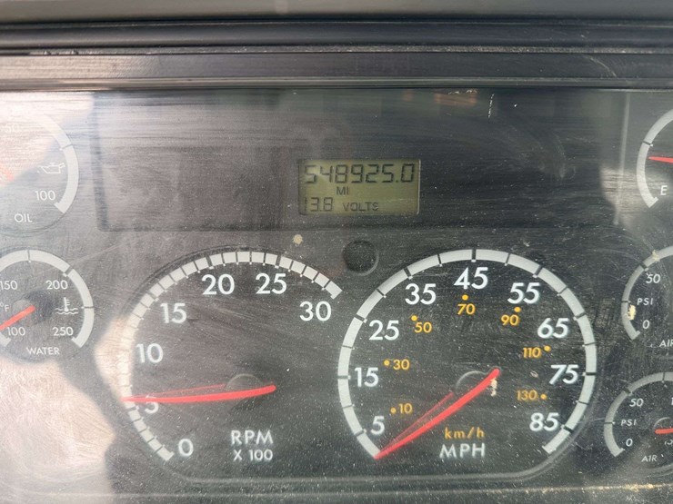 2006-freightliner-columbia-grain-truck,-549,000-miles,-8-year-old-box,-eaton-speed-shift-10-speed-tr-image-58