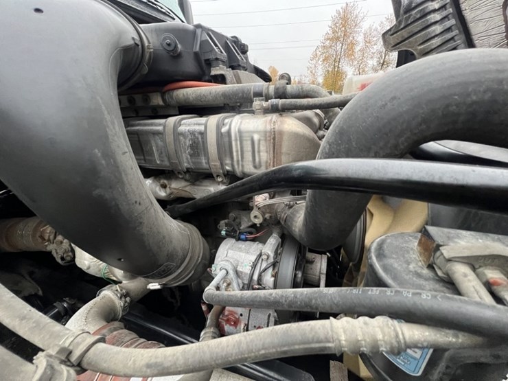 2017-freightliner-cascadia-tri-axle-truck-tractor-image-13