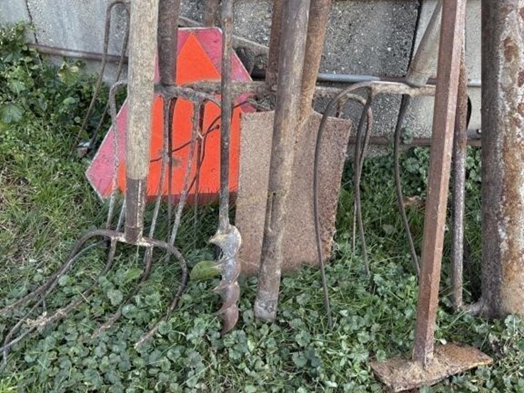 wagon-toque-&-yard-tools-image-2