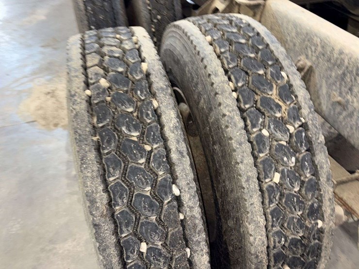 1983-international-co9670-cabover-semi-tractor,-xl-series,-400-cummins,-13-speed,-11r24.5-rears-on-s-image-17