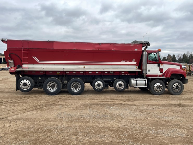 #1130-•-2005-international-5500i-6x4-dump-truck-(has-mn-title)-image-6