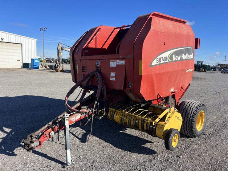 new-holland-br740-image-1