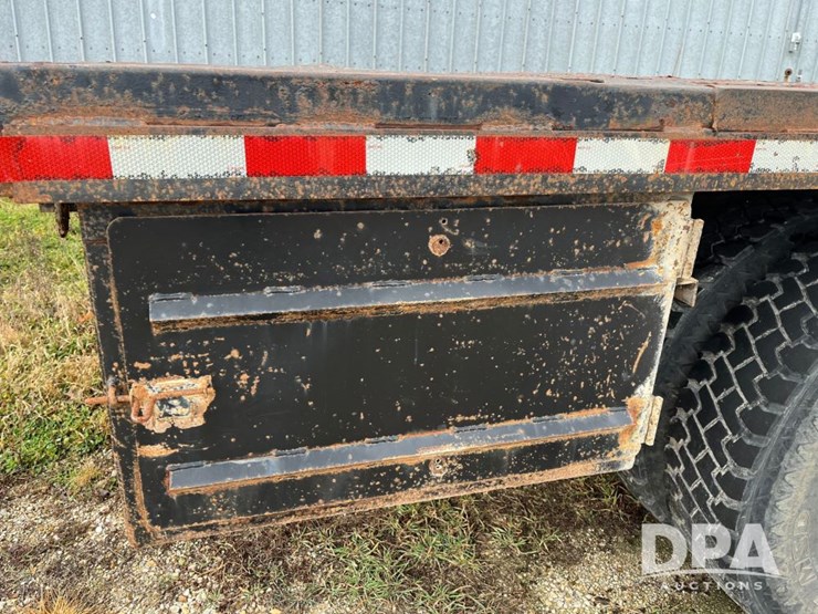 1999-freightliner-fl70-image-30