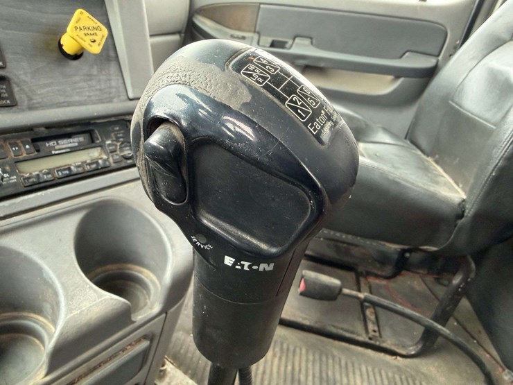 2006-freightliner-columbia-grain-truck,-549,000-miles,-8-year-old-box,-eaton-speed-shift-10-speed-tr-image-55