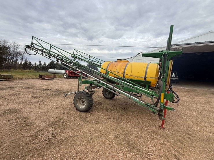 summers-90’-sprayer,-3pt-hookup,-500-gallon-tank,-5-section-shut-offs,-comes-with-controller,-wings-image-4