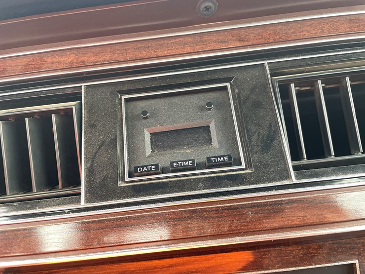 #1200-•-1986-ford-crown-victoria-**recommend-trailering**-(has-mn-title)-image-23