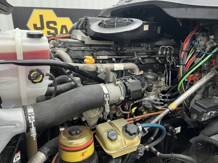 2017-freightliner-cascadia-tri-axle-truck-tractor-image-11