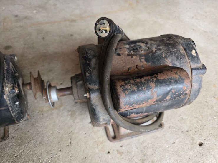 (2)-110v-electric-motors,-1-–-3/4hp-and-1-unknown,-all-in-working-order-per-seller,-buying-all-for-o-image-4