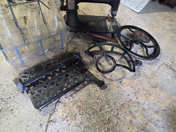 milk-carrier-with-6-glass-bottles,-minnesota-sewing-machine-w/misc-parts-image-4