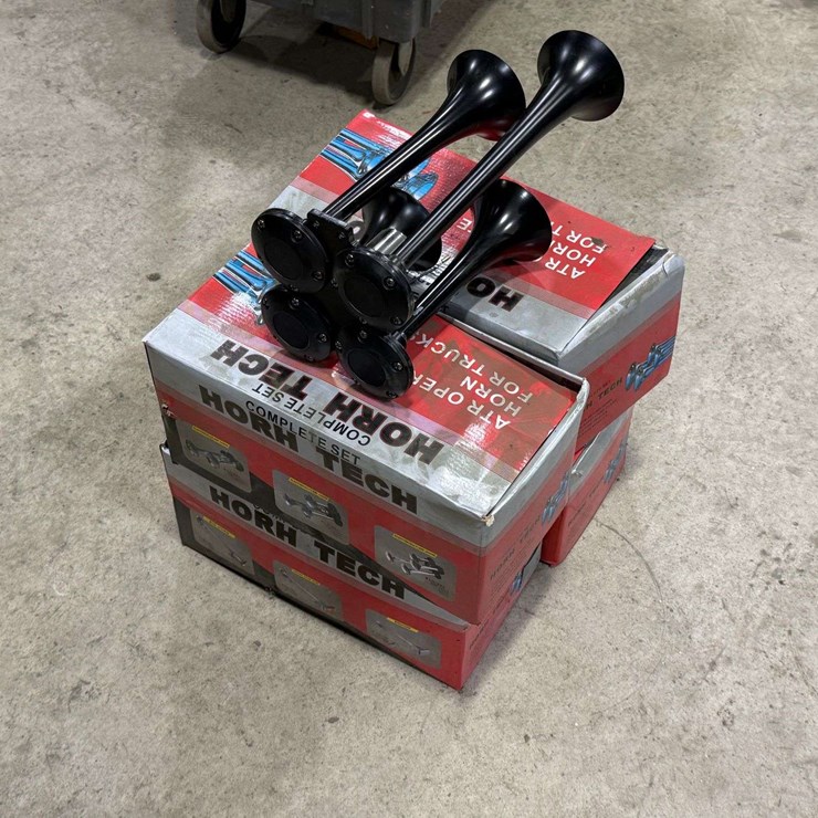 4 Truck Airhorns Still in the Box, Buying All for One Money