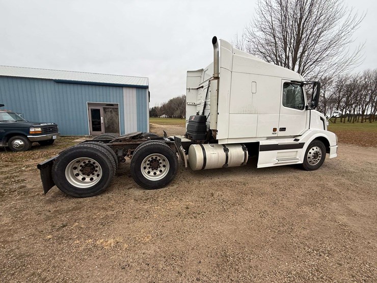 2005-volvo-sleeper-semi,-cummins-isx-engine,-13-speed-eaton-transmission,-wet-kit,-aluminum-front-an-image-12