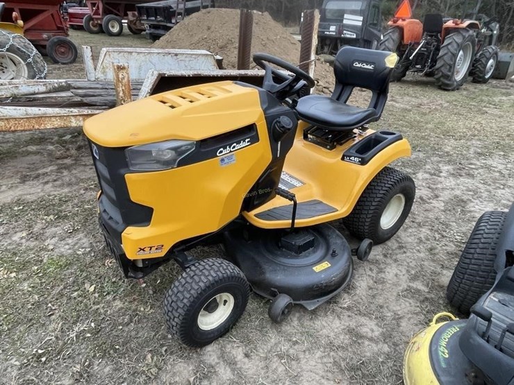 cub-cadet-xt2-riding-lawn-mower-image-1
