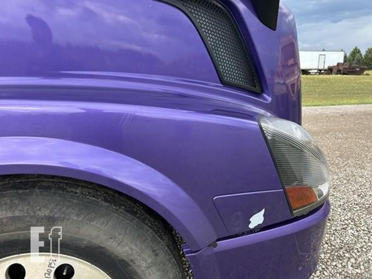 2015-volvo-vnl42t670-image-38