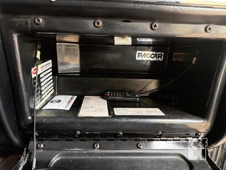 2002-peterbilt-379-image-51