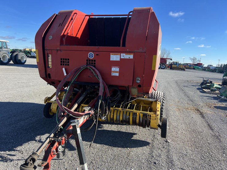 new-holland-br740-image-8