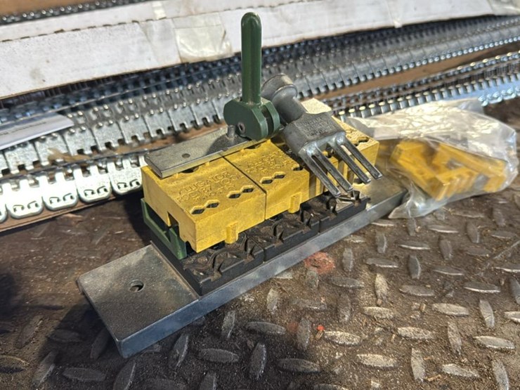 #173-•-belt-lacing-and-tool-image-2