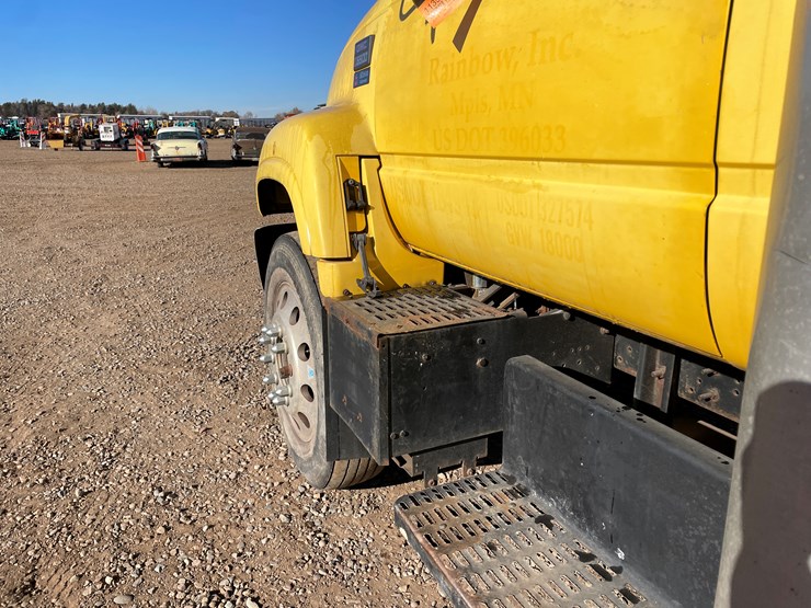 #1135-•-2002-gmc-c6500-van-truck-(has-mn-title)-image-25